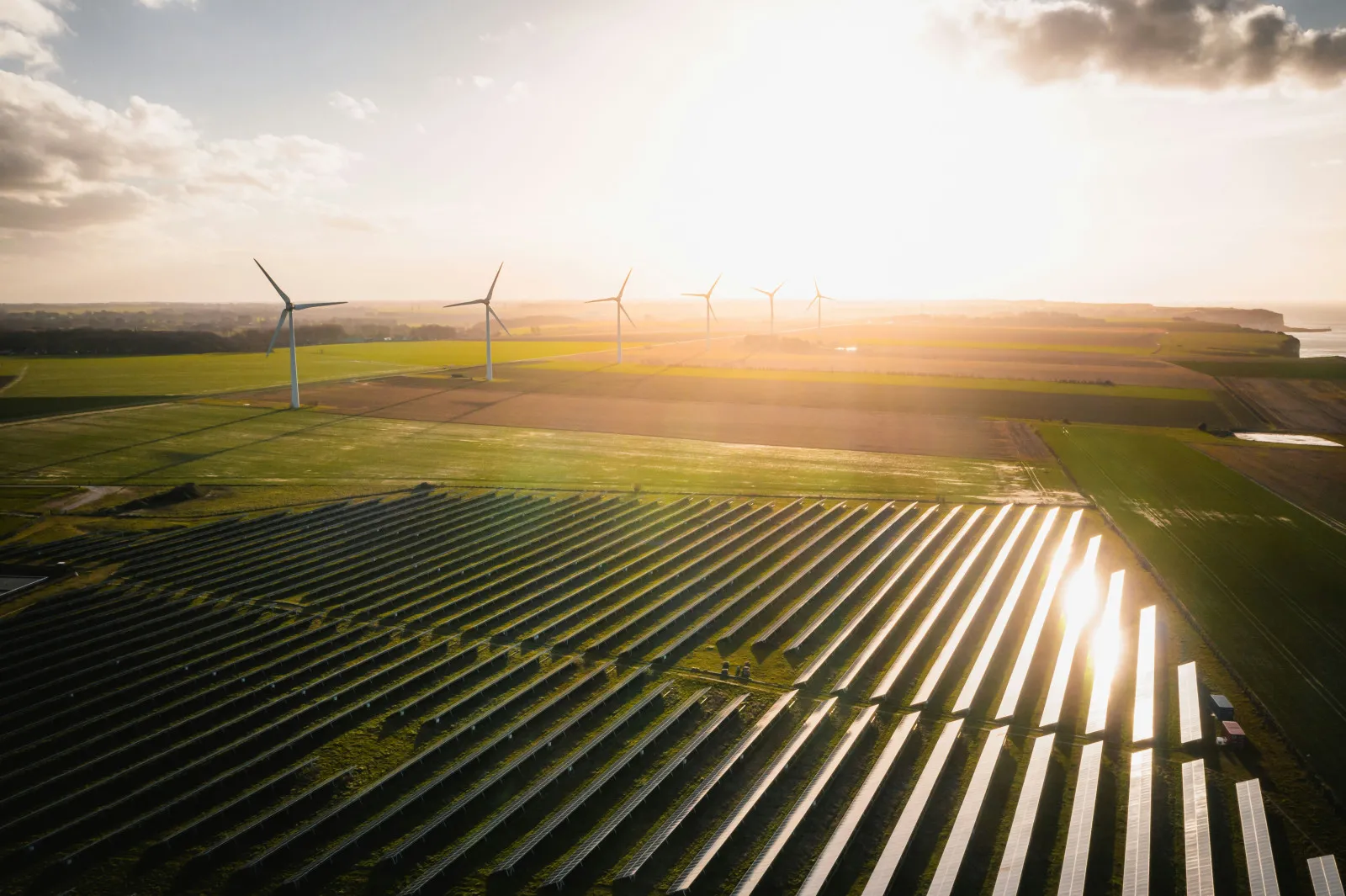 Kalifornie ukazuje směr: 100 dní pouze na obnovitelné zdroje energie – inspirace pro Česko