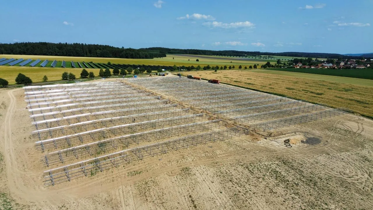 Fotovoltaická revoluce v Sudslavě: Panely, které sledují slunce jako slunečnice