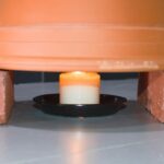 Hlinitý květináč za radiátorem: proč šetří až 30 % na vytápění zahrady