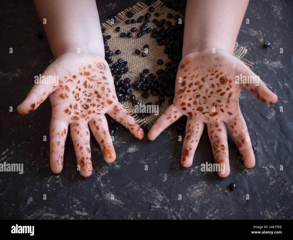 Kávový usazenina na rukou? Přírodní odstranění skvrn v sekundě