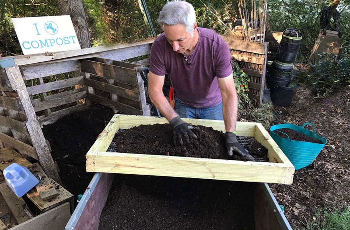 Starý punčoch jako řešeto: jak separovat kompost bez nákupu nových nástrojů