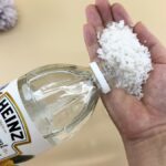 Sůl a ocet na plevel: Jednoduchá směs, kterou vám prodejci pesticidů nemají rádi