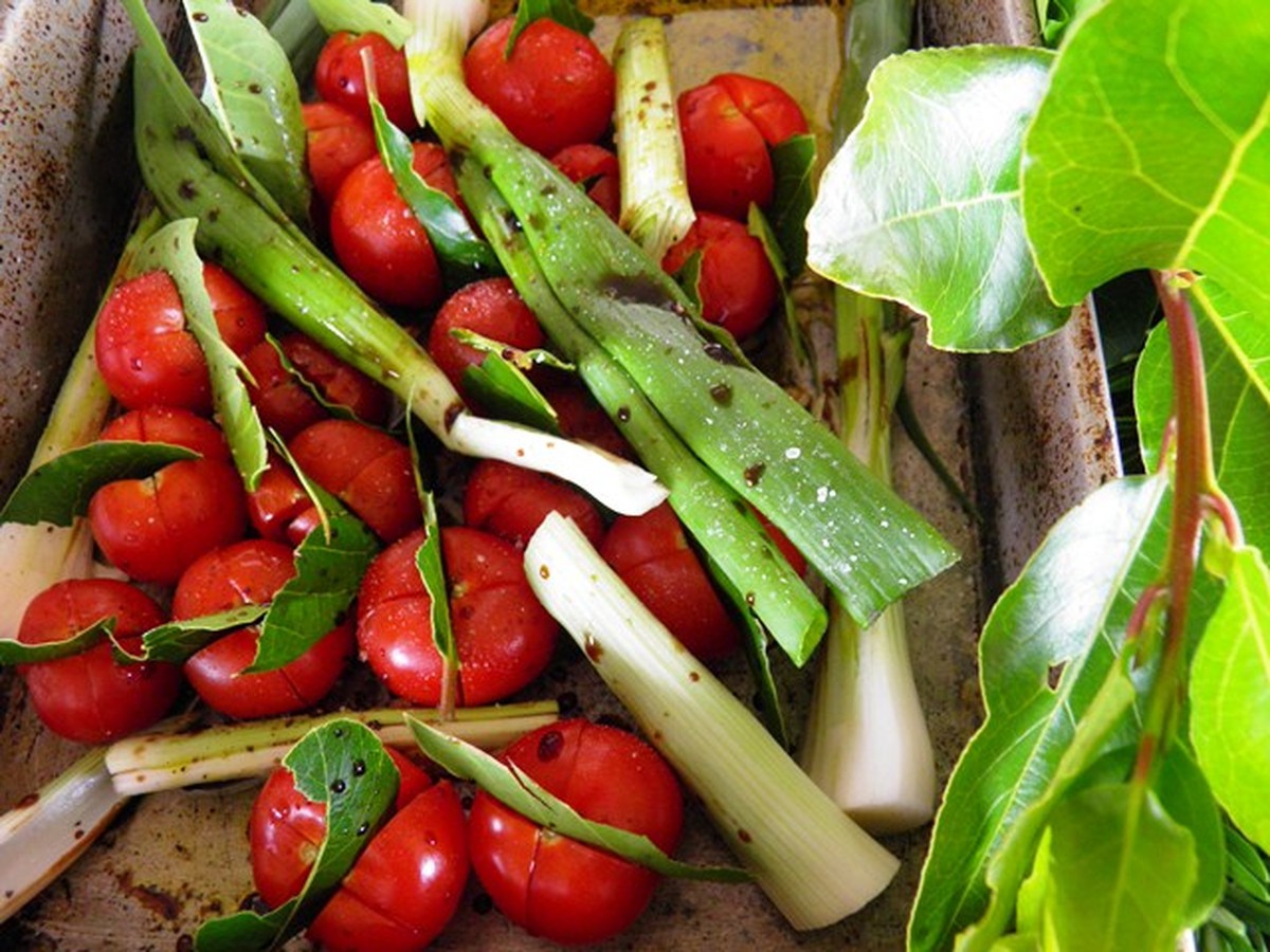 Vložte bobkový list do pytlíku s rajčaty: starobylý trik proti škůdcům v zahradě