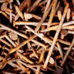 Železo v půdě? Staré hřebíky jsou levnější než přípravky