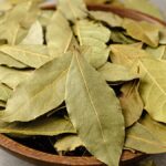 Bobkový list do mouky: starobylý trik proti škůdcům, který zahradníci skrývají