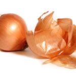 Cibulová slupka ve vodě na zalévání: přírodní insekticid za groš