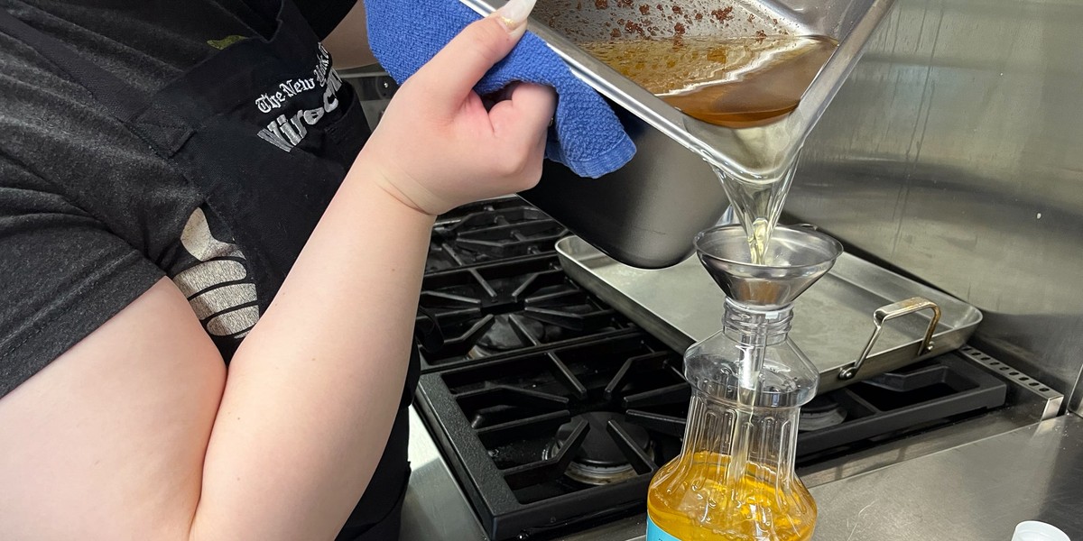 Instalatéři varují: Nikdy si netlačte tento olej do kanalizace