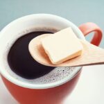 Kávový loj na topince? Zimní trik, který výrobci skrývají