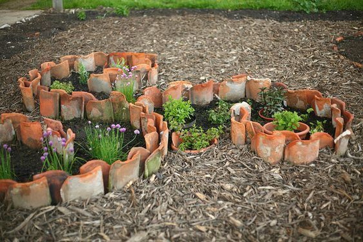 Rozbitá střešnice se stane nejlevnějším mulčem do záhonu - image 2