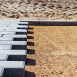 Solný olej v břitkém písku? Starý trik proti plevelům bez chemie