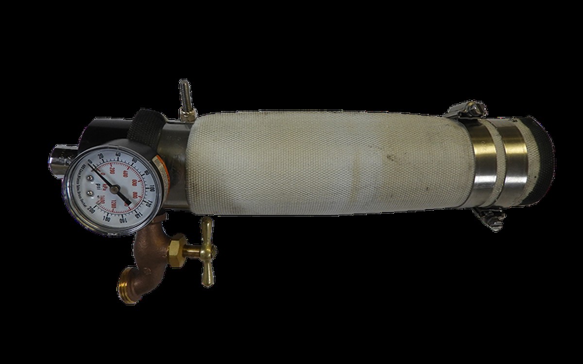 Staré ponožky plné hlíny: geniální zavlažování pro pracující lidi