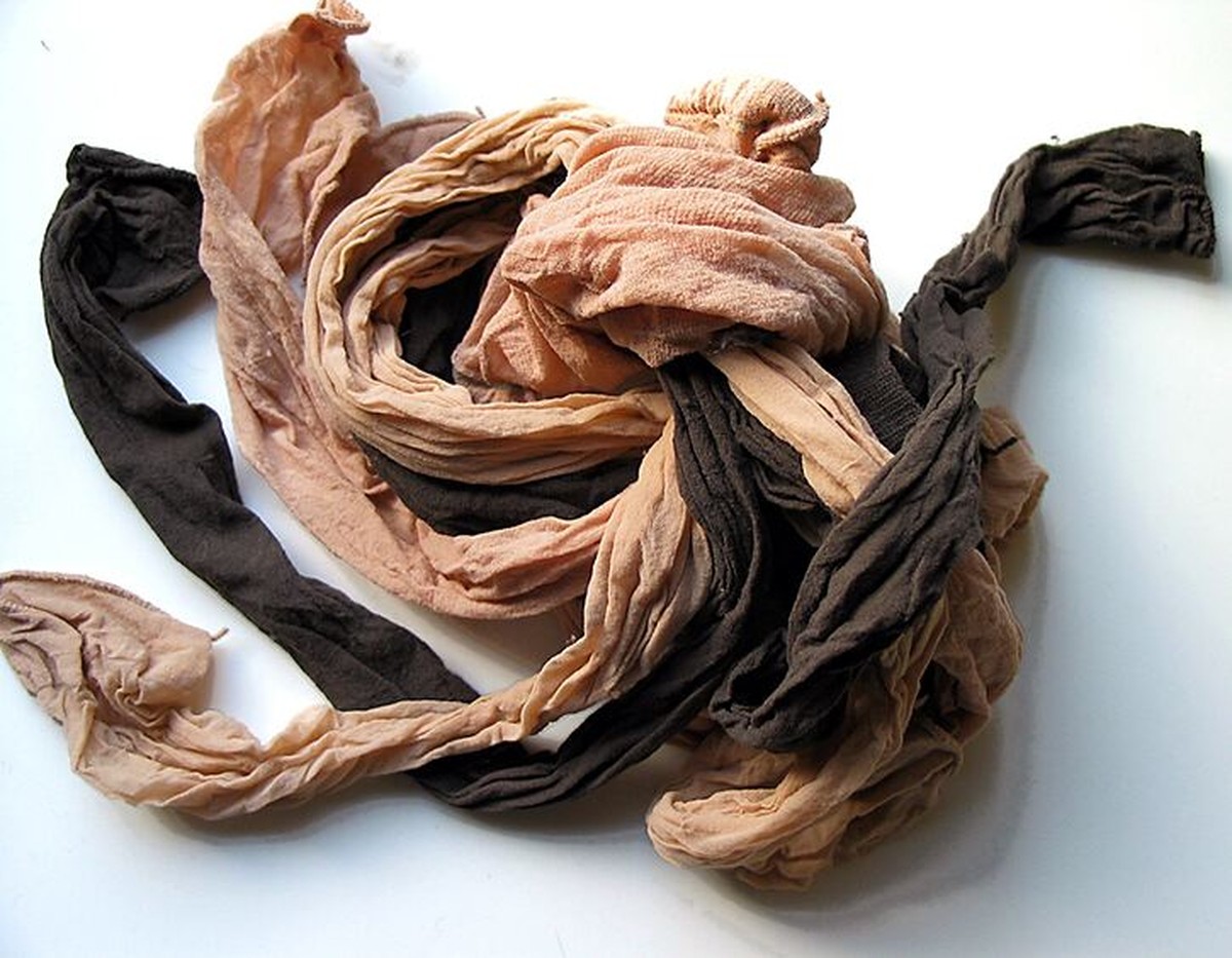 Staré punčochy jako podpěry: levnější a pevnější než kupované podpěry