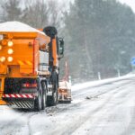 Sůl a jemný písek na cestě: zabijáci plýtvání herbicidem