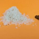 Mouka smíšená se solí: Záhradníci ji sypou na slimáky a ušetří stovky korun