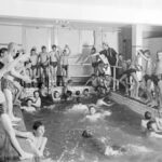 Noviny na dně bazénu zabraňují algám lépe než chemie