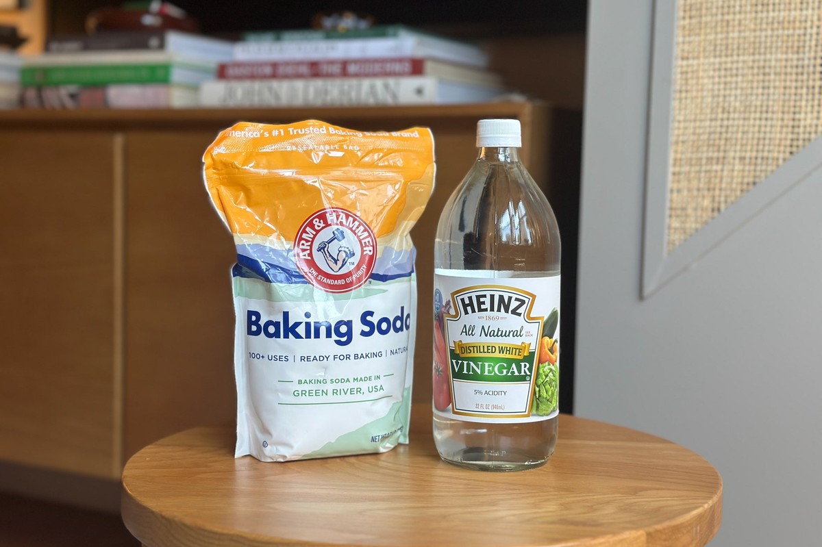 Ocet a soda do postřiku: jak zabít plevele bez herbicidů za 40 Kč