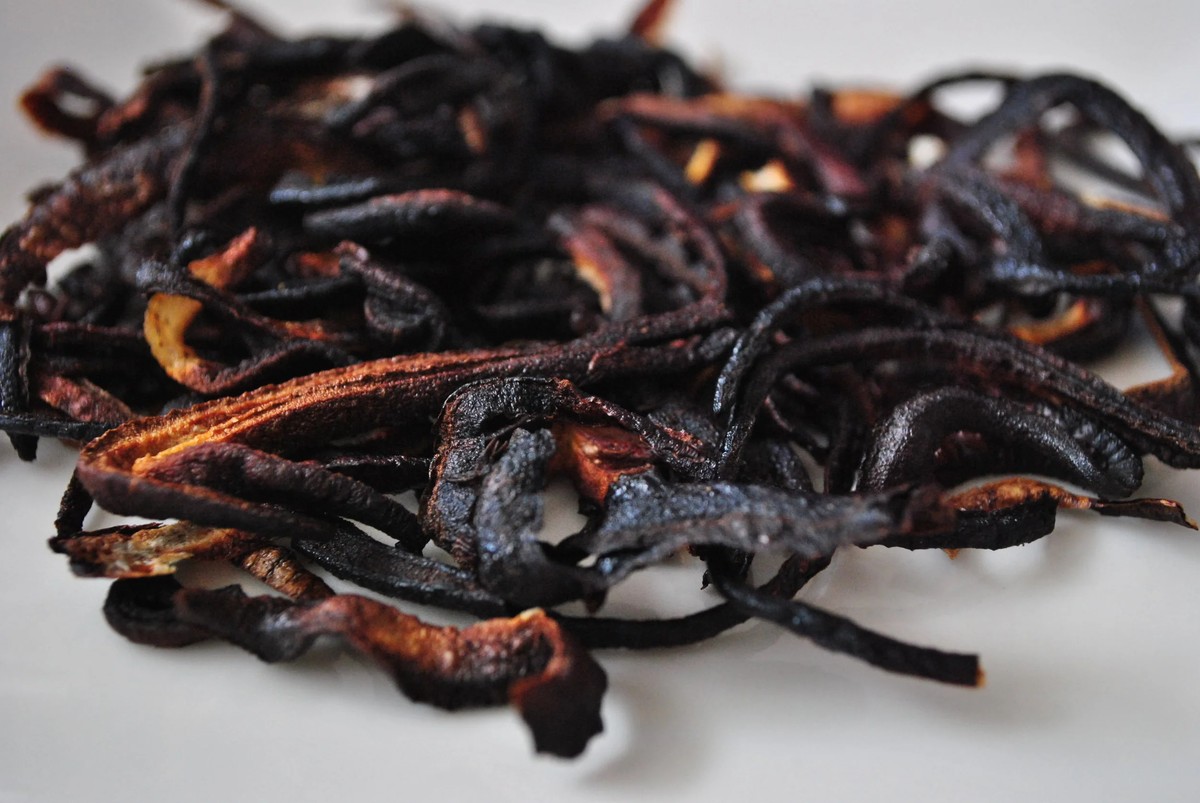 Pálená cibule do kompostu zvýší výtěžek o 40 procent. Věděli jste?