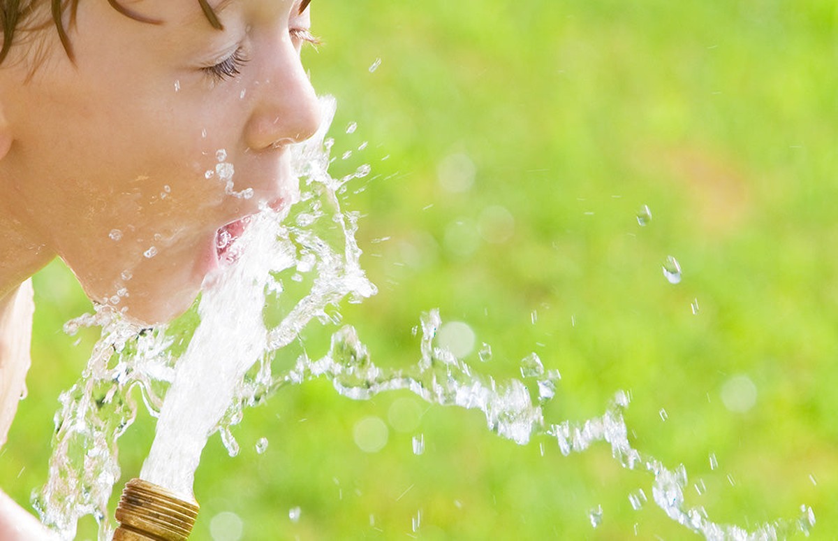 Zahradníci se bojí říci: Proč rozhodně NESMÍTE pít vodu ze zalévacího hadice - image 1