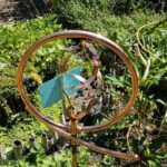 Mědený drát kolem sazenice? Starý trik proti slimákům, který funguje