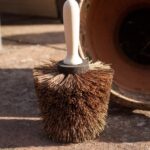 Mycí kartáč na květináče či nářadí? Jednoduše a bez chemie