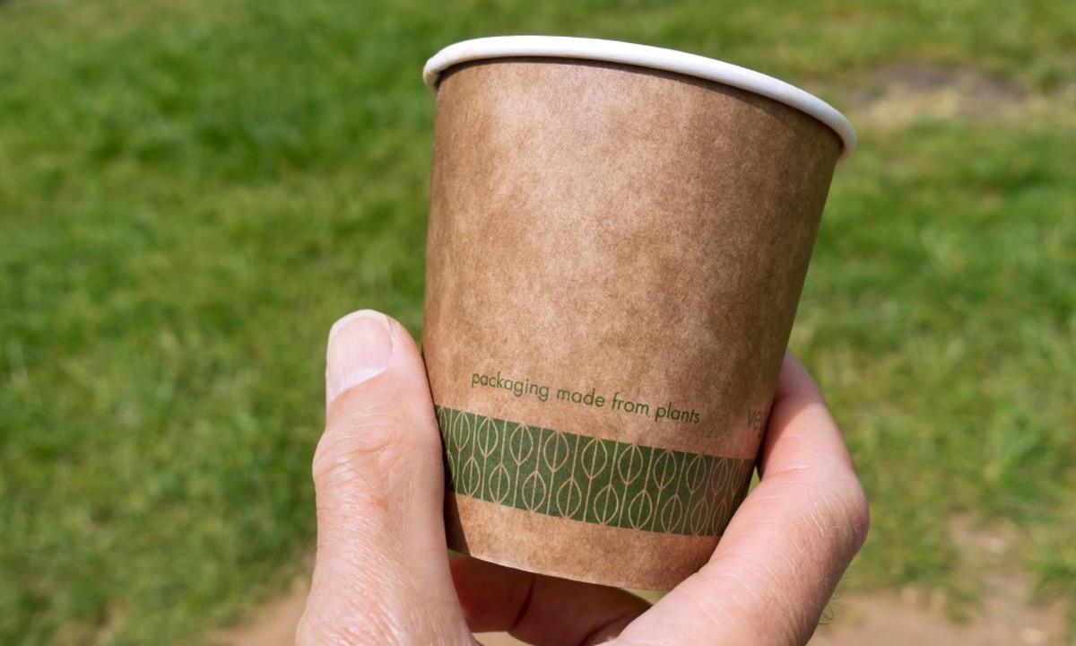 Papírové kelímky od kávy umíte recyklovat přímo v půdě. Jak? - image 1