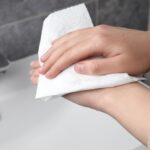 Papírové utěrky namočené v octu: jak zabránit plísni v květináčích za pár korun