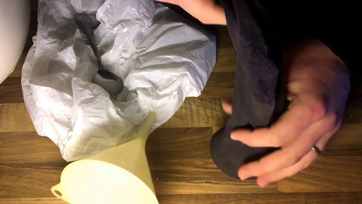 Starý ponožka naplněná křídou: přírodní odvlhčovač pro skleník