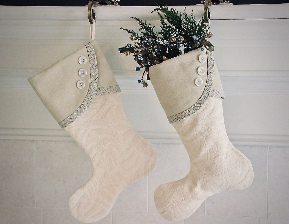 Starý punčoch naplněný pískem chrání mladé rostliny před větrem