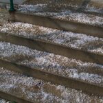 Sůl a ocet na schody – proč to ve starých zahradách funguje lépe než chemie